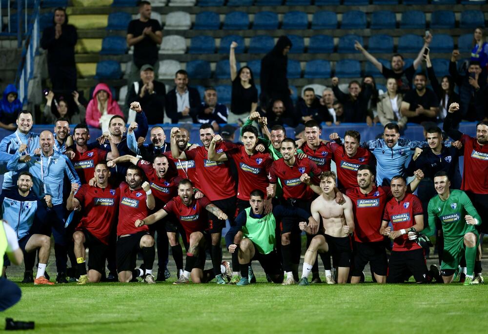 <p>Prvi put u klupskoj istoriji fudbaleri Dečića osvojili su trofej, i to najveći na domaćoj sceni - titulu prvaka</p>