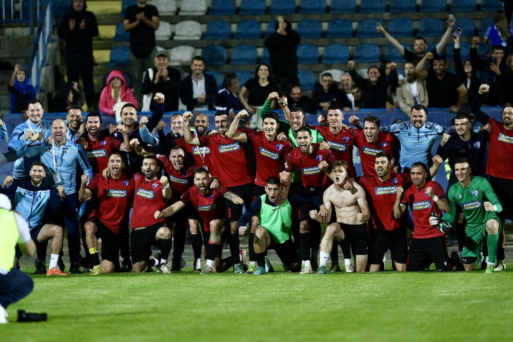 <p>Prvi put u klupskoj istoriji fudbaleri Dečića osvojili su trofej, i to najveći na domaćoj sceni - titulu prvaka</p>