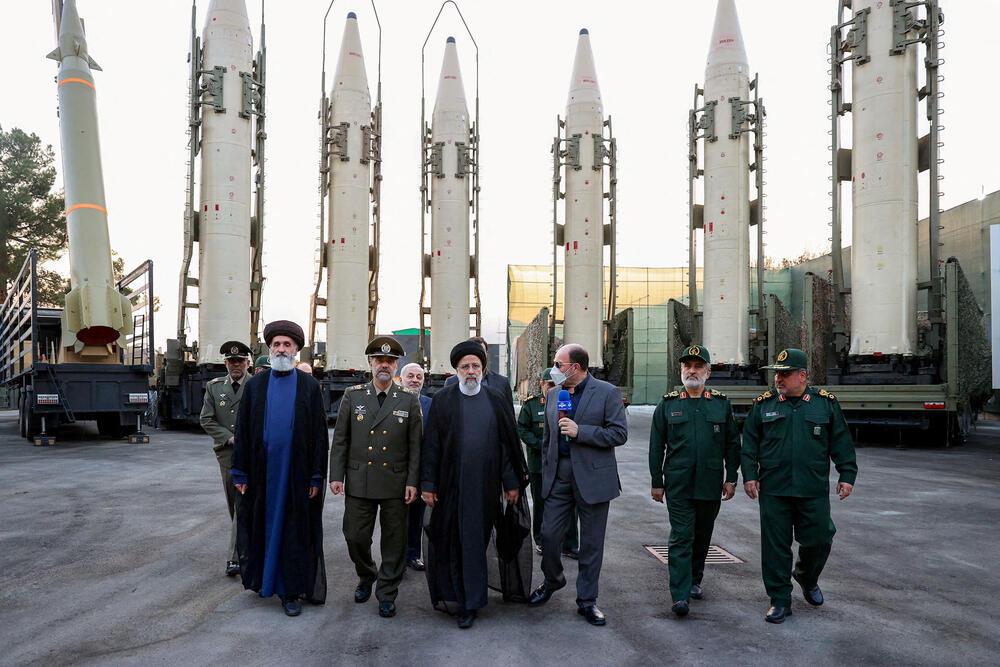 Ebrahim Raisi pregleda balističke rakete u Iranu