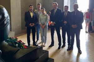 Delegacija SDP položila vijenac na Njegošev mauzolej