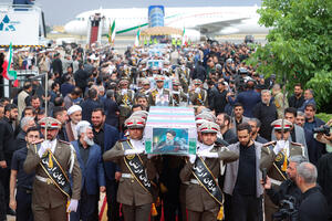 Kovčezi iranskog predsjednika i drugih poginulih stigli u Teheran