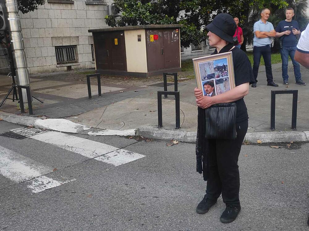 <p>Okupljeni su nosili zastave Srbije, Rusije, crveno-plavo-bijele trobojke bez grba, crkvene zastave sa četiri ocila kao i trobojke sa grbom Petrovića koje su se koristile u vrijeme Kraljevine Crne Gore</p>