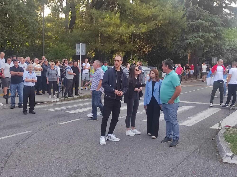 <p>Okupljeni su nosili zastave Srbije, Rusije, crveno-plavo-bijele trobojke bez grba, crkvene zastave sa četiri ocila kao i trobojke sa grbom Petrovića koje su se koristile u vrijeme Kraljevine Crne Gore</p>