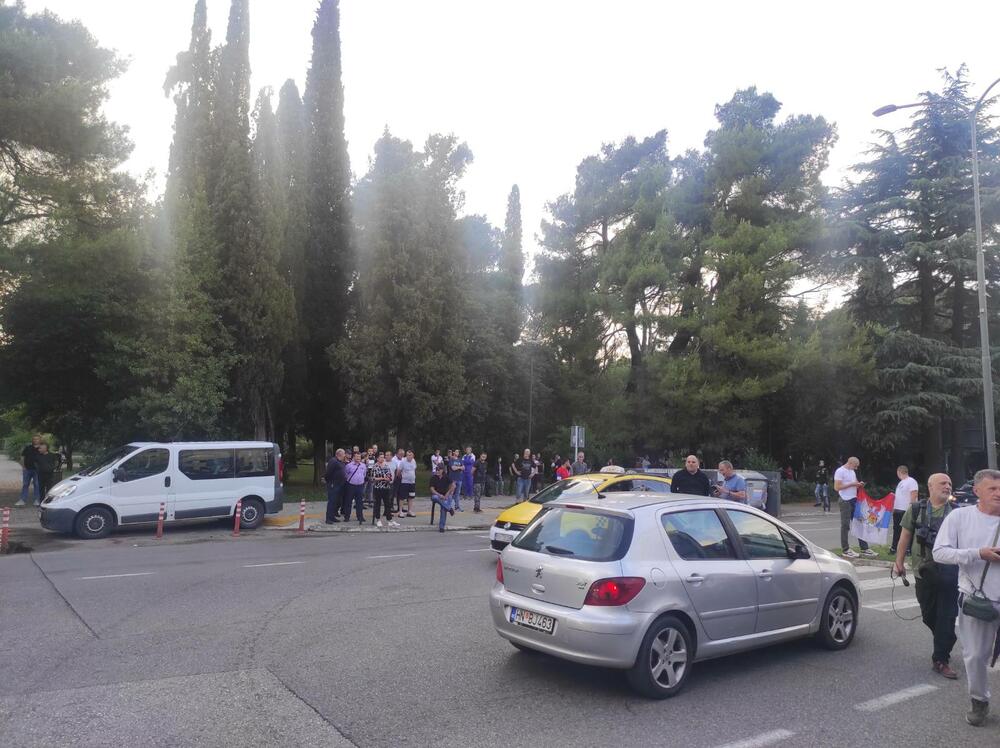 <p>Okupljeni su nosili zastave Srbije, Rusije, crveno-plavo-bijele trobojke bez grba, crkvene zastave sa četiri ocila kao i trobojke sa grbom Petrovića koje su se koristile u vrijeme Kraljevine Crne Gore</p>