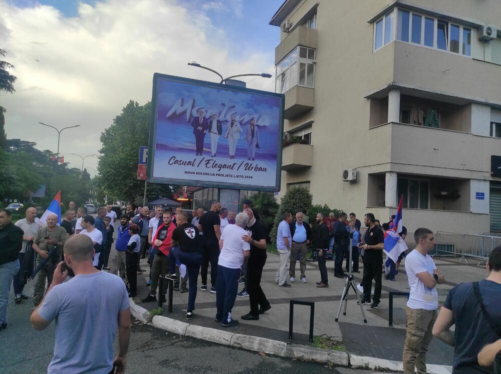 <p>Okupljeni su nosili zastave Srbije, Rusije, crveno-plavo-bijele trobojke bez grba, crkvene zastave sa četiri ocila kao i trobojke sa grbom Petrovića koje su se koristile u vrijeme Kraljevine Crne Gore</p>