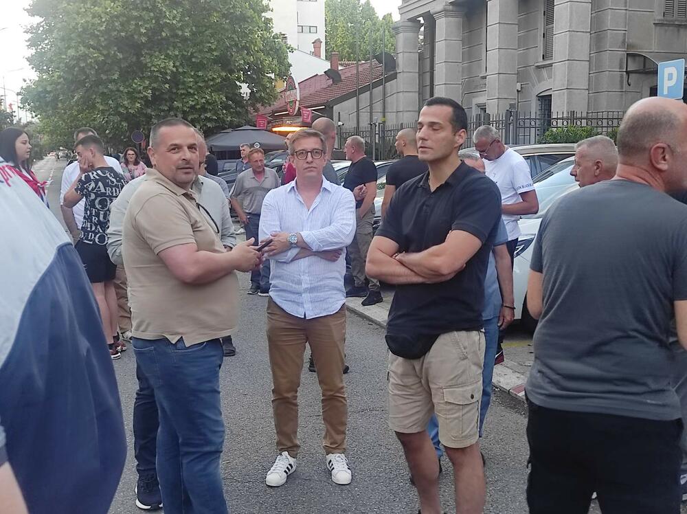 <p>Okupljeni su nosili zastave Srbije, Rusije, crveno-plavo-bijele trobojke bez grba, crkvene zastave sa četiri ocila kao i trobojke sa grbom Petrovića koje su se koristile u vrijeme Kraljevine Crne Gore</p>