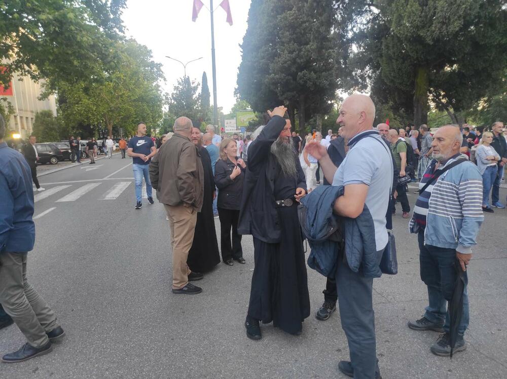 <p>Okupljeni su nosili zastave Srbije, Rusije, crveno-plavo-bijele trobojke bez grba, crkvene zastave sa četiri ocila kao i trobojke sa grbom Petrovića koje su se koristile u vrijeme Kraljevine Crne Gore</p>