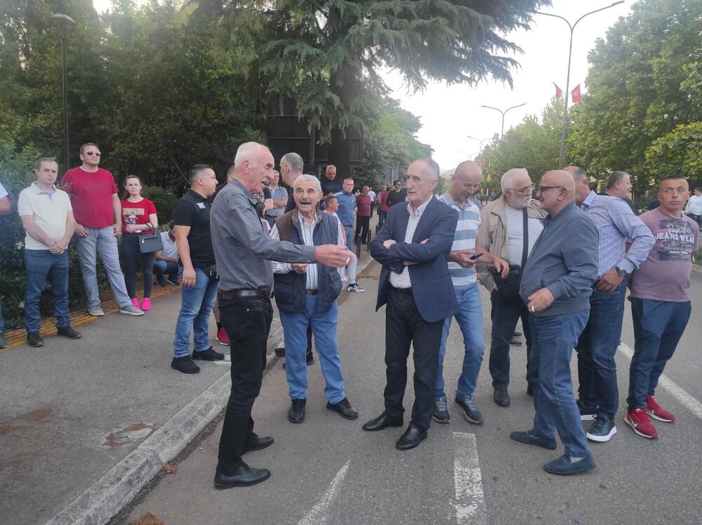 <p>Okupljeni su nosili zastave Srbije, Rusije, crveno-plavo-bijele trobojke bez grba, crkvene zastave sa četiri ocila kao i trobojke sa grbom Petrovića koje su se koristile u vrijeme Kraljevine Crne Gore</p>