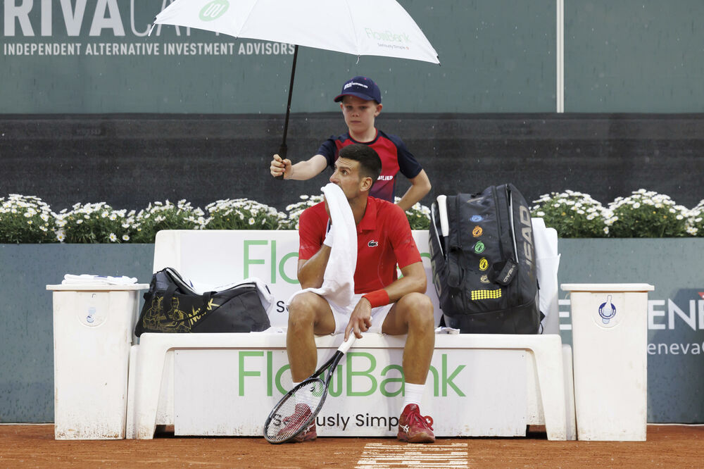 Kiša je u jednom momentu prekinula duel Đokovića i Hafmana, Foto: Beta/AP