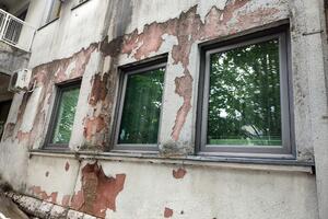 Nikšić: Fasada sa zgrade Dječjeg dispanzera opada, u sobama vlaga