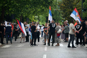 Održan protest ispred Vlade: Okupljeni skandirali Ratku Mladiću
