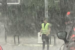 Mlada policajka uprkos jakoj kiši regulisala saobraćaj u centru...