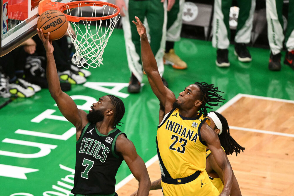 Džejlen Braun u duelu sa Aronom Nesmitom, Foto: Reuters