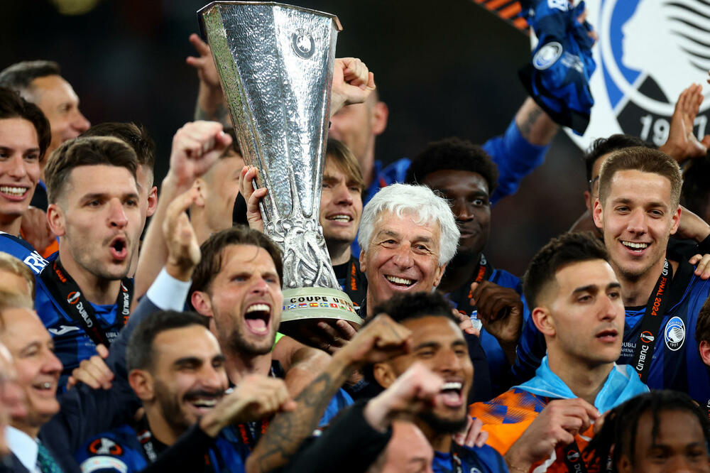 Jedan od tvoraca velike Atalante: Đanpjero Gasperini sa peharom Lige Evrope, Foto: Hannah McKay/Reuters