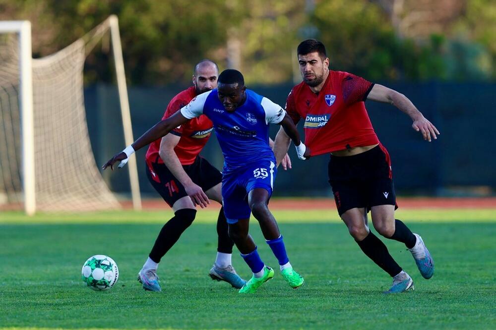 Dečić danas slavi s navijačima, Foto: FSCG