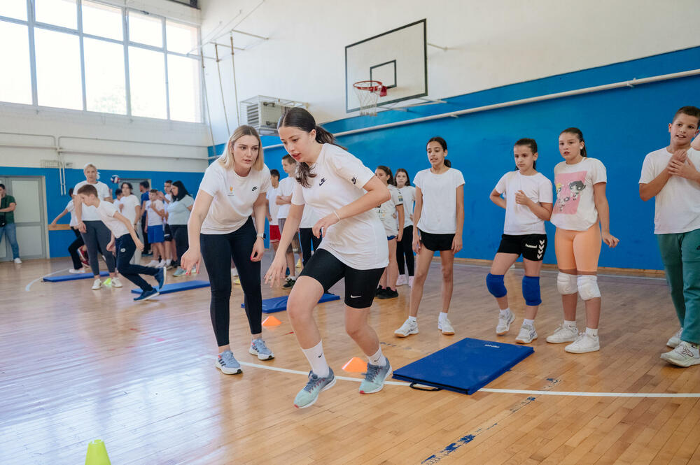 <p>Donacijom OŠ ”Oktoih” nastavljena inicijativa ”JEDAN mijenja svijet”</p>