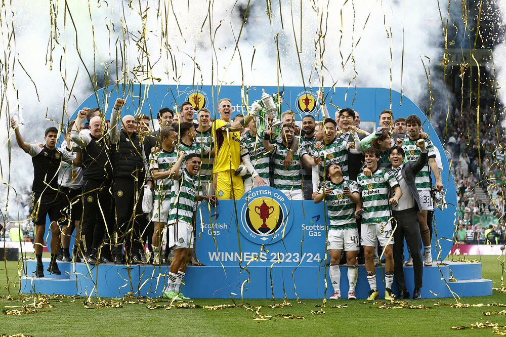 "Kelti" sa peharom Kupa, Foto: Reuters