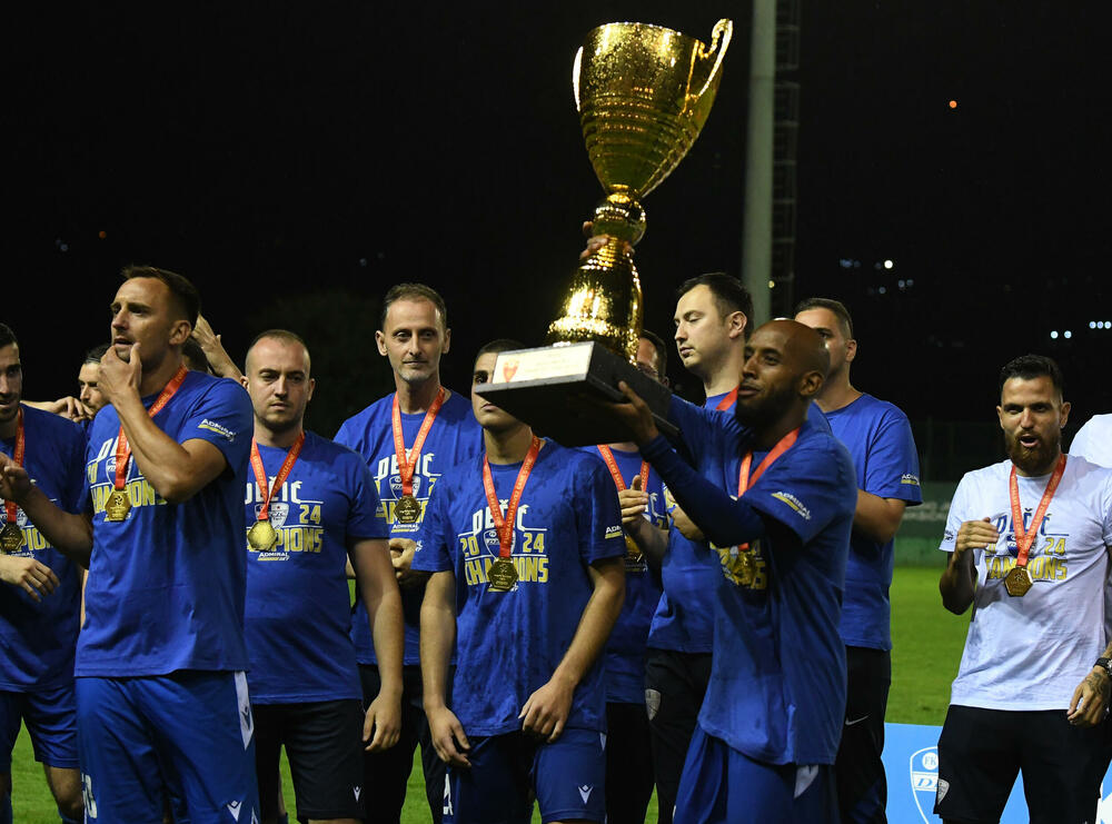 <p>Fudbalerima novog crnogorskog prvaka uručen šampionski pehar</p>