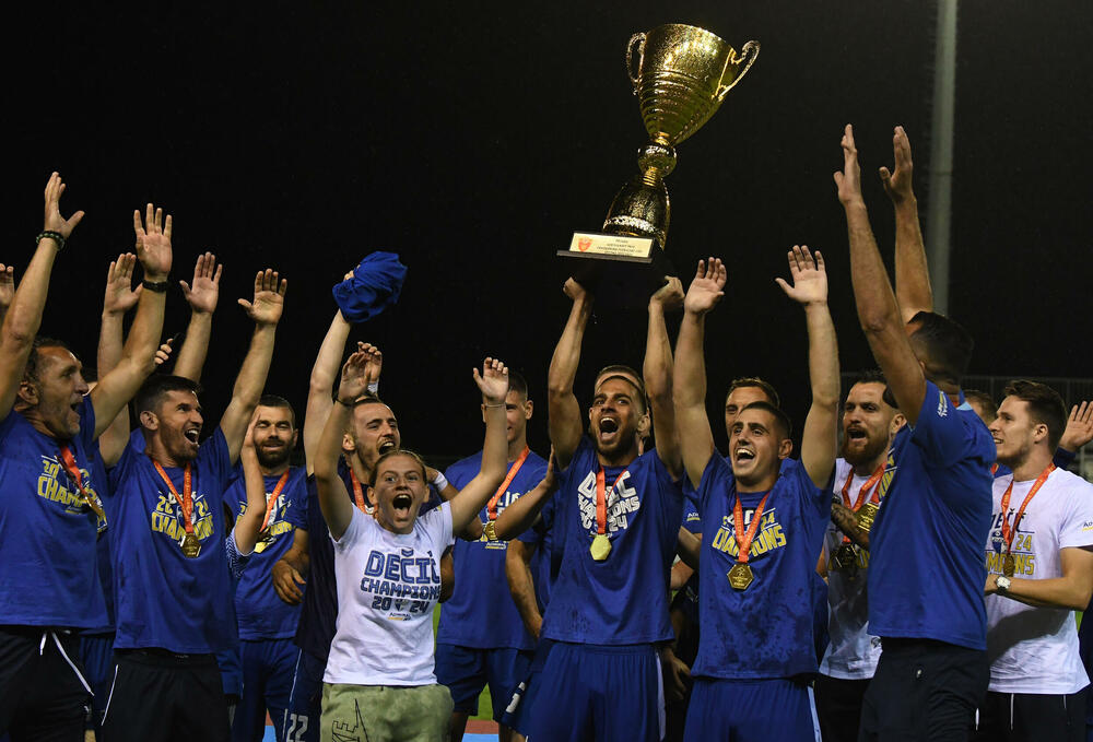 <p>Fudbalerima novog crnogorskog prvaka uručen šampionski pehar</p>