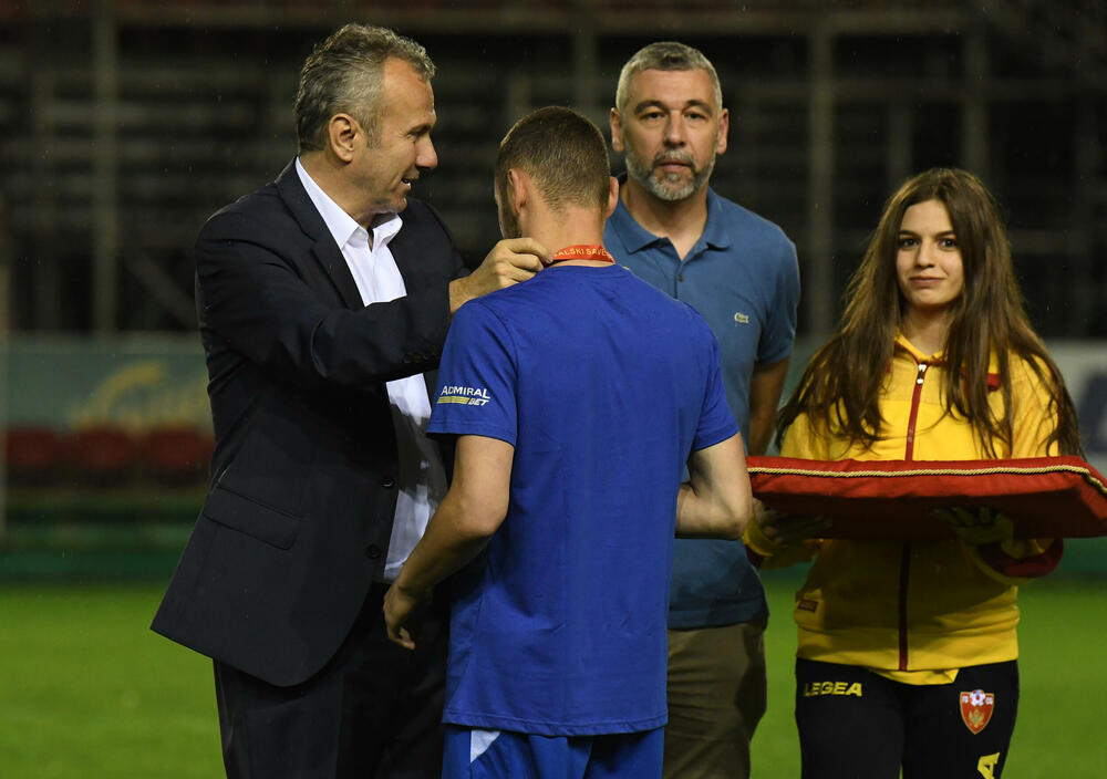 <p>Fudbalerima novog crnogorskog prvaka uručen šampionski pehar</p>