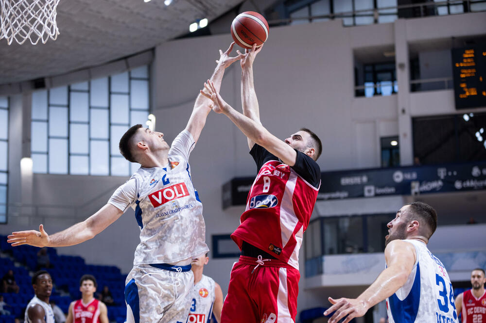 Jedan od najzaslužnijih za trijumf Derbija: Emir Hadžibegović u duelu sa Aleksom Ilićem, Foto: KK Budućnost Voli