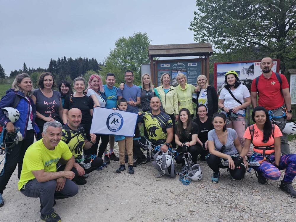 Ekipa iz Crne Gore sa vodičima Slavkom (lijevo od zastave) i Igorom (desno od zastave)