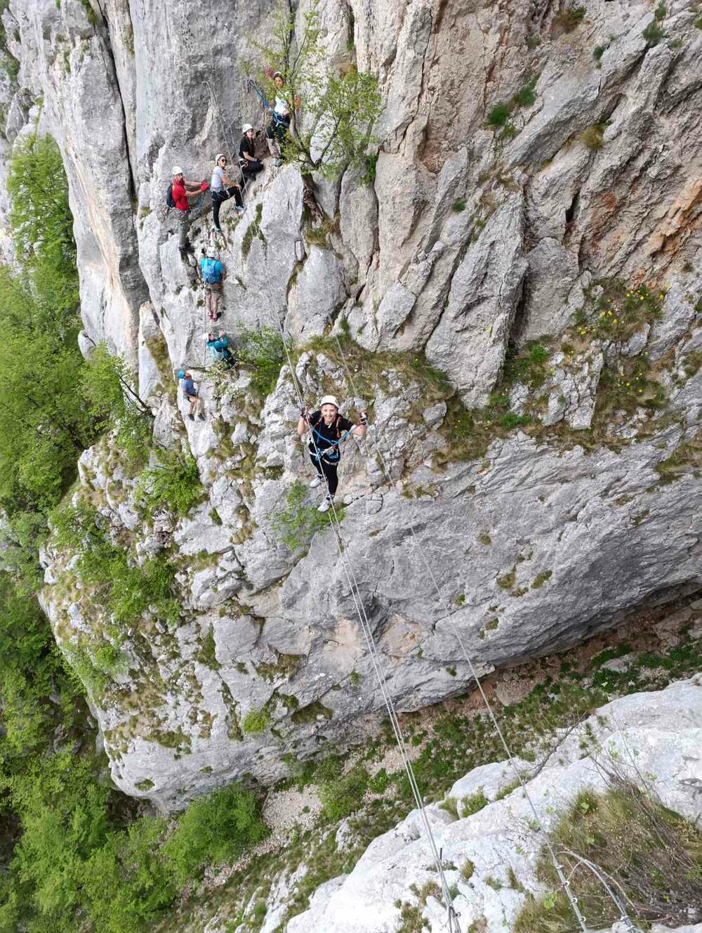 Atraktivnosti ferate doprinose sajla i tibetanski most, koji se nalazi iznad
