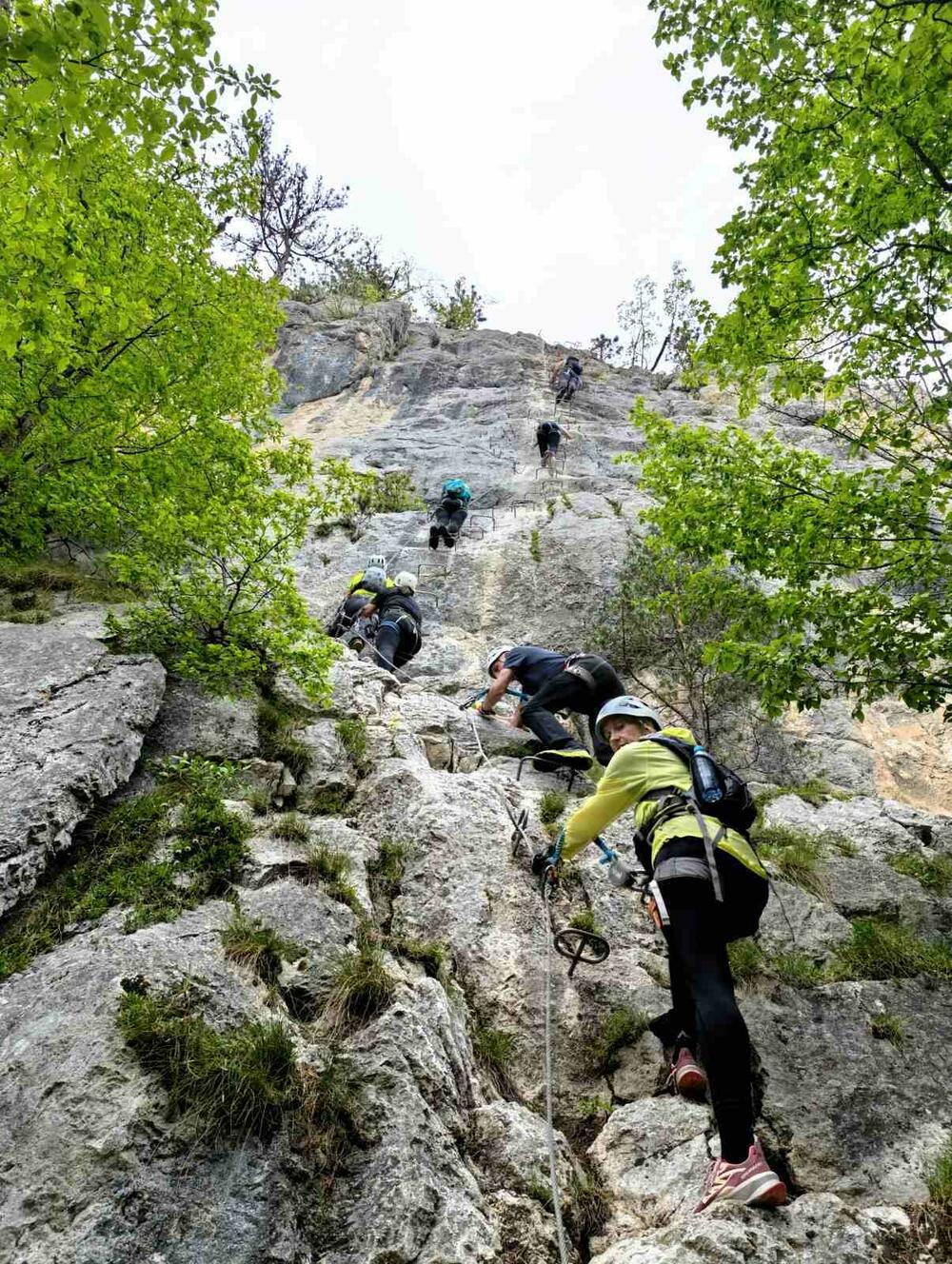 Na početku ferate su dvije vertikalne stijene