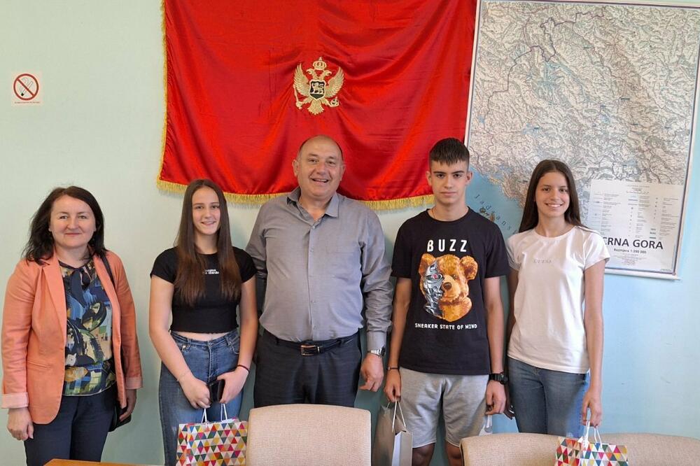 Detalj sa uručivanja poklona, Foto: MZ Župa