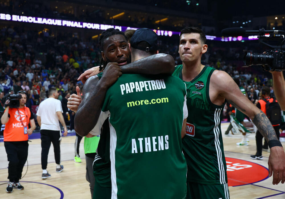 Lesor u zagrljaju sa Papapetruom