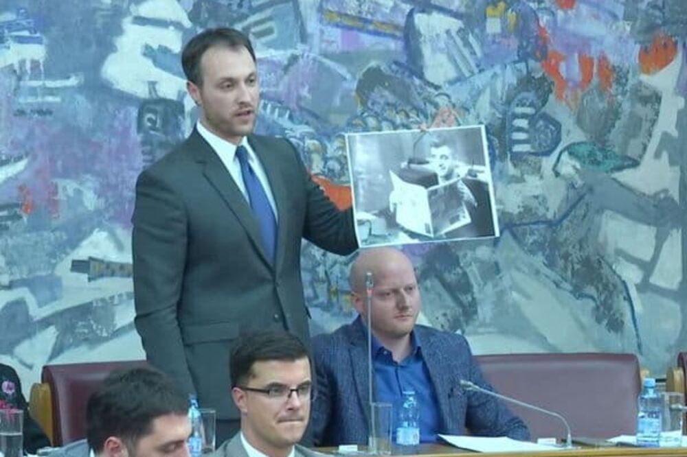 Milačić pokazuje sliku ubijenog Jovanovića u Skupštini, Foto: Prava Crna Gora