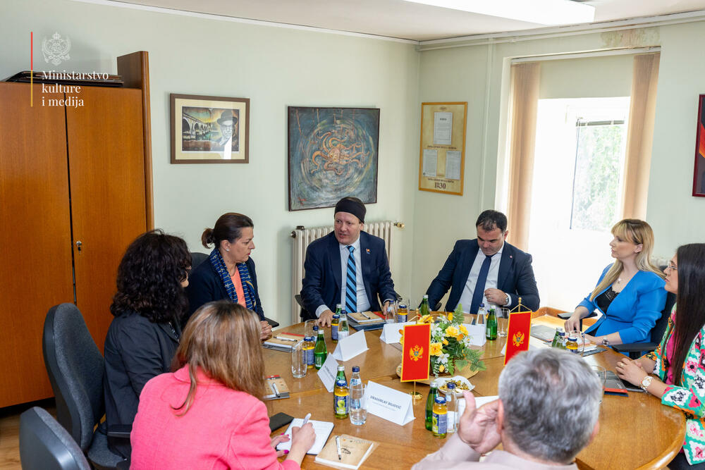 <p>Iz Ministastva kulture i medija je saopšteno da su čelnica tog resora Tamara Vujović i gradonačelnik Prijestonice Cetinje Nikola Đurašković posjetili Državni arhiv Crne Gore, čime je obilježen početak "Neđelje arhiva"</p>