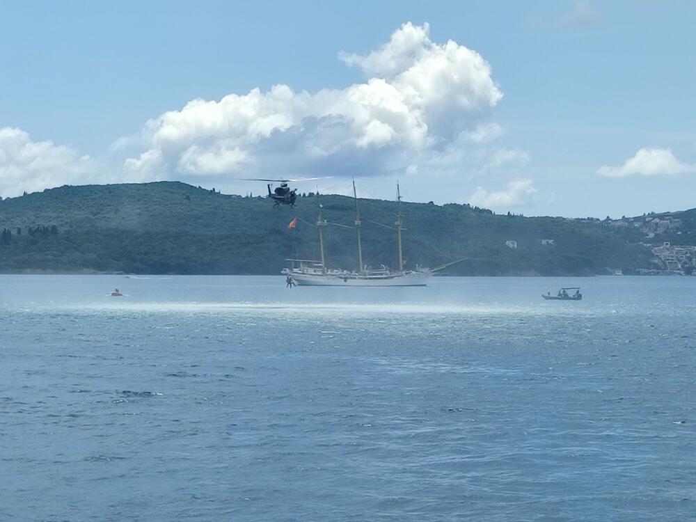 <p>Scenario vježbe podrazumijevao je akciju traganja i spašavanja 60 putnika i posade iz aviona tipa ATR 72, a koji je neposredno nakon polijetanja sa aerodroma Tivat, zbog kvara oba motora, imao prinudno slijetanje na more u zalivu, između ostrva Sveti Marko i gradske rive Pine u Tivtu</p>