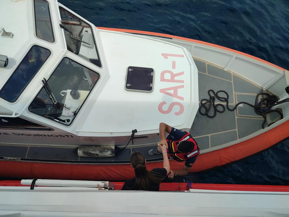 <p>Scenario vježbe podrazumijevao je akciju traganja i spašavanja 60 putnika i posade iz aviona tipa ATR 72, a koji je neposredno nakon polijetanja sa aerodroma Tivat, zbog kvara oba motora, imao prinudno slijetanje na more u zalivu, između ostrva Sveti Marko i gradske rive Pine u Tivtu</p>