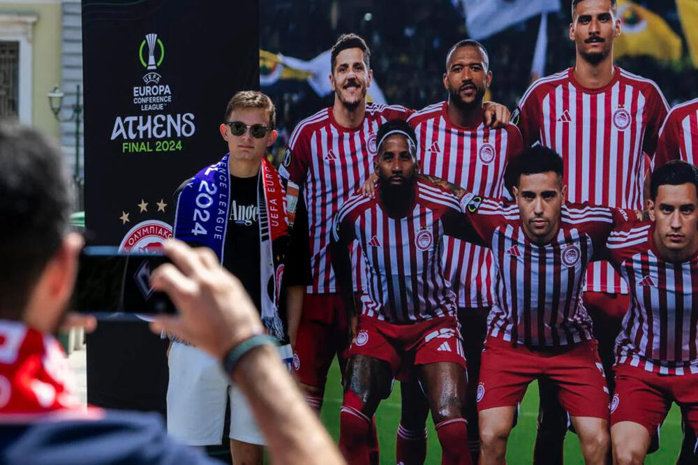 Sve je spremno za veliko finale: Jovetić i njegovi saigrači na posteru u Atini koji najavljuje veliki meč, Foto: UEFA