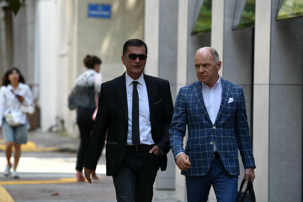 Dejan Peruničić sa advokatom Zdravkom Begovićem, Foto: Boris Pejović