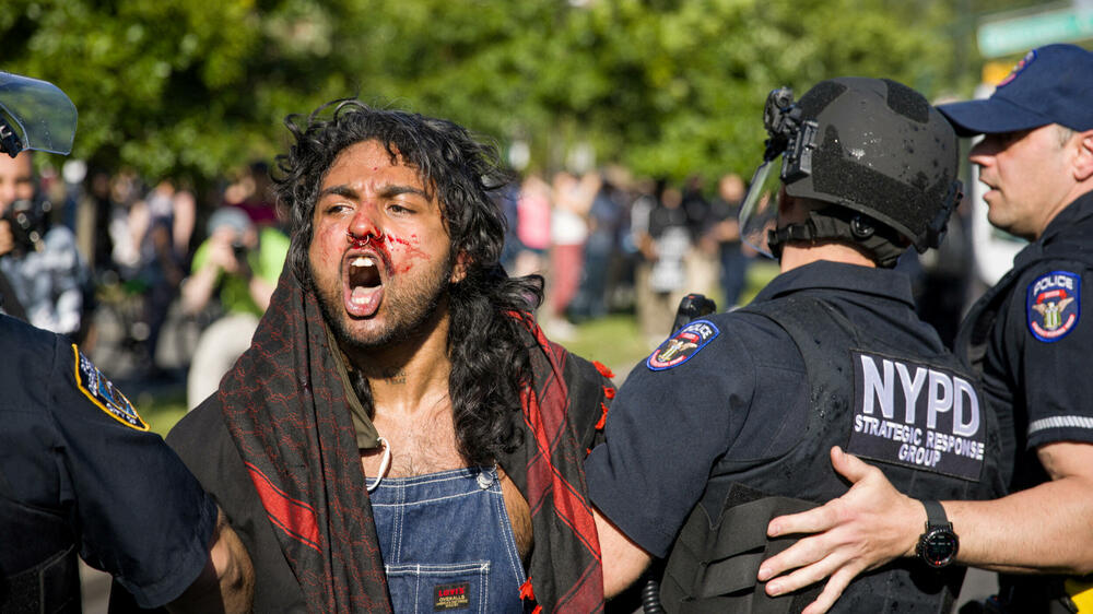 <p>AP javlja da su demonstranti privedeni tokom tuče ispred muzeja, kao i da su neki od njih policajce gađali plastičnim flašama i vrijeđali ih</p>