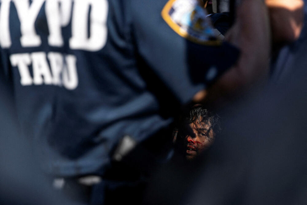 <p>AP javlja da su demonstranti privedeni tokom tuče ispred muzeja, kao i da su neki od njih policajce gađali plastičnim flašama i vrijeđali ih</p>