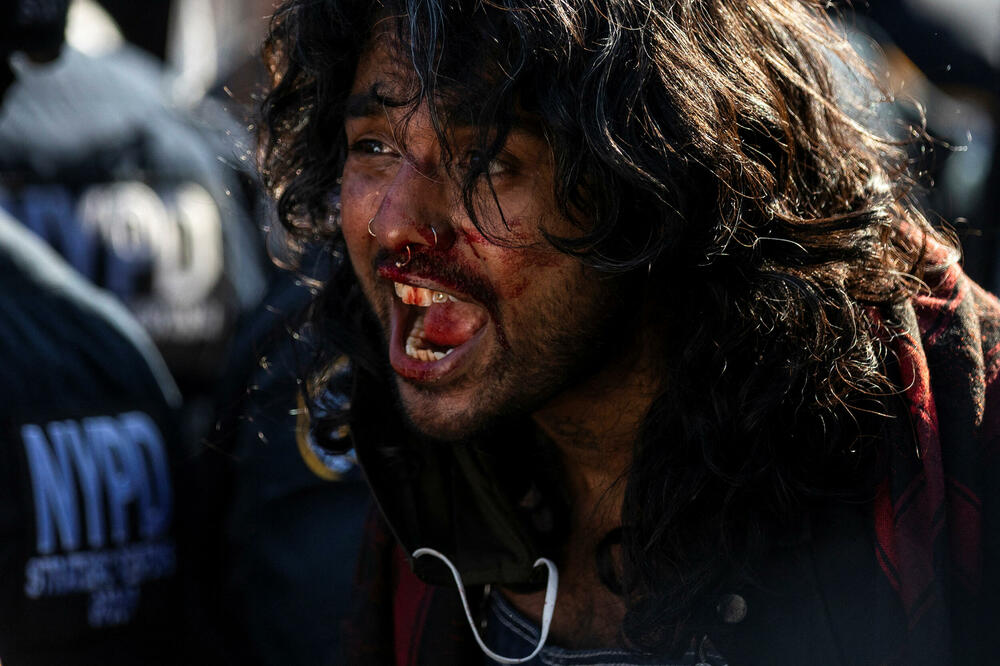 <p>AP javlja da su demonstranti privedeni tokom tuče ispred muzeja, kao i da su neki od njih policajce gađali plastičnim flašama i vrijeđali ih</p>