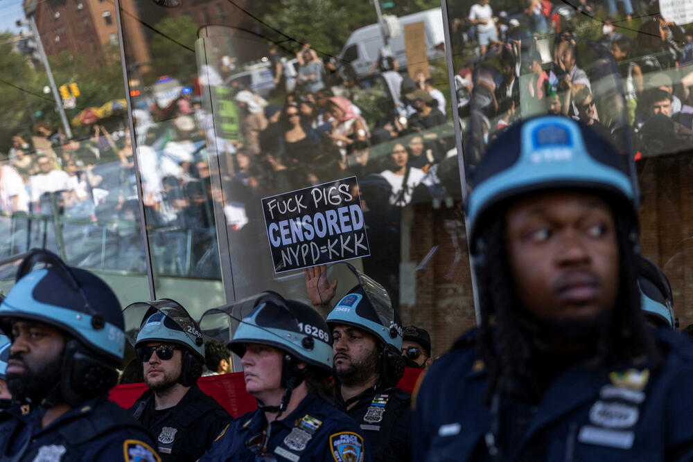 <p>AP javlja da su demonstranti privedeni tokom tuče ispred muzeja, kao i da su neki od njih policajce gađali plastičnim flašama i vrijeđali ih</p>