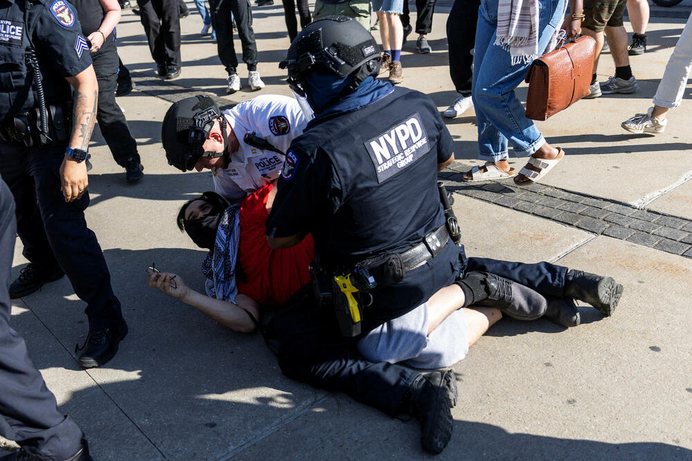 <p>AP javlja da su demonstranti privedeni tokom tuče ispred muzeja, kao i da su neki od njih policajce gađali plastičnim flašama i vrijeđali ih</p>