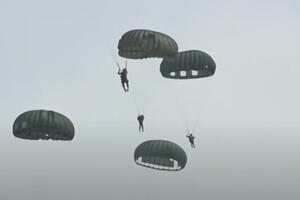 VIDEO Više od 350 padobranaca skakalo u Normandiji, uoči...