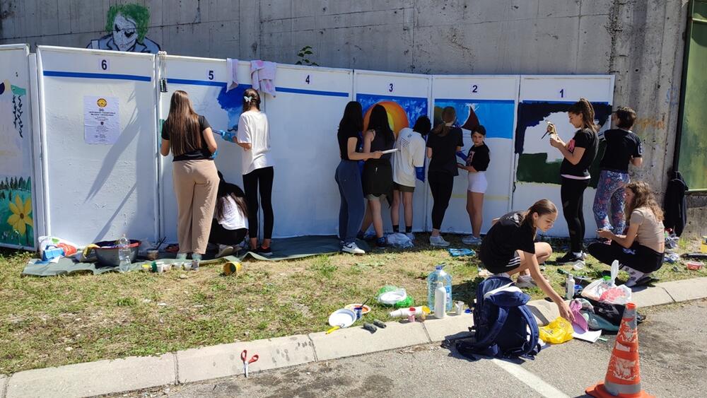 <p>Pobjednik jubilarnog 30. takmičenja mladih likovnjaka je ekipa OŠ "Milija Nikčević&ldquo; iz Kličeva, u sastavu Nađa Marojević, Sara Nikolić i Martina Mitrić</p>