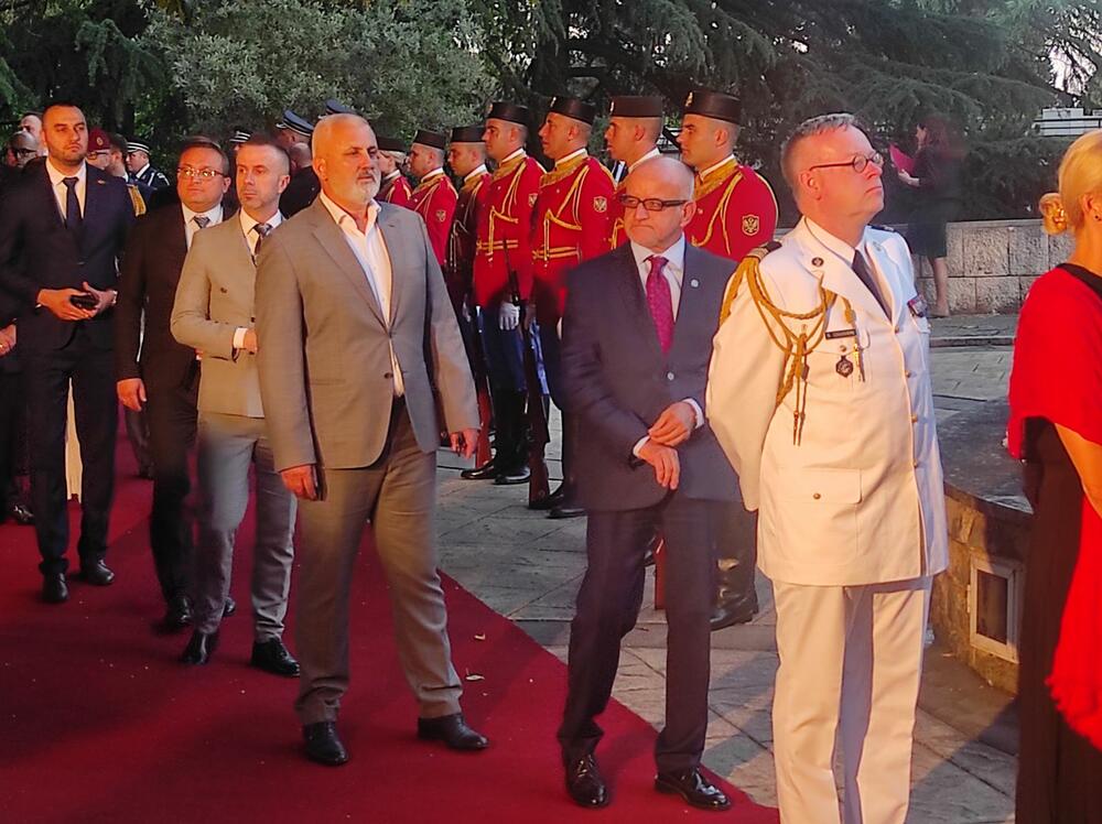 <p>Obraćajući se gostima, predsjednik Vlade je kazao da je integracija u NATO prije sedam godina značila i usvajanje i primjenu vrijednosti i principa koje baštini Alijansa, odnosno potvrdu da je Crna Gora dostigla propisane standarde pridruživši se savezu najrazvijenih zemalja, te da danas slijedi tada trasiran razvojni put i stoji pred vratima Evropske unije</p>