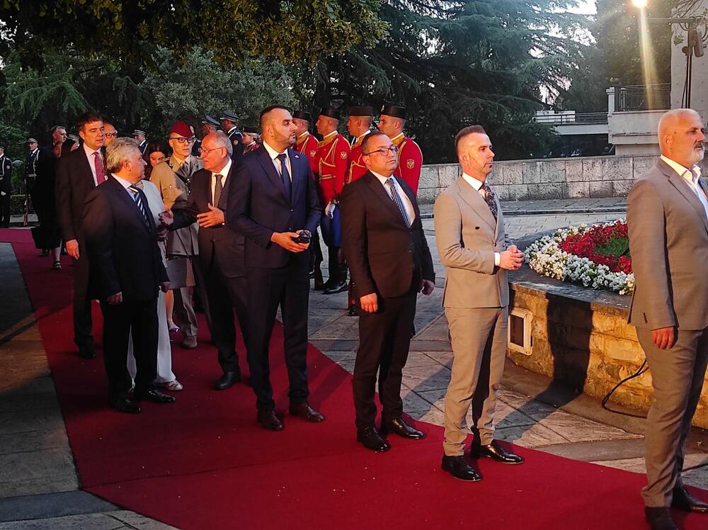 <p>Obraćajući se gostima, predsjednik Vlade je kazao da je integracija u NATO prije sedam godina značila i usvajanje i primjenu vrijednosti i principa koje baštini Alijansa, odnosno potvrdu da je Crna Gora dostigla propisane standarde pridruživši se savezu najrazvijenih zemalja, te da danas slijedi tada trasiran razvojni put i stoji pred vratima Evropske unije</p>