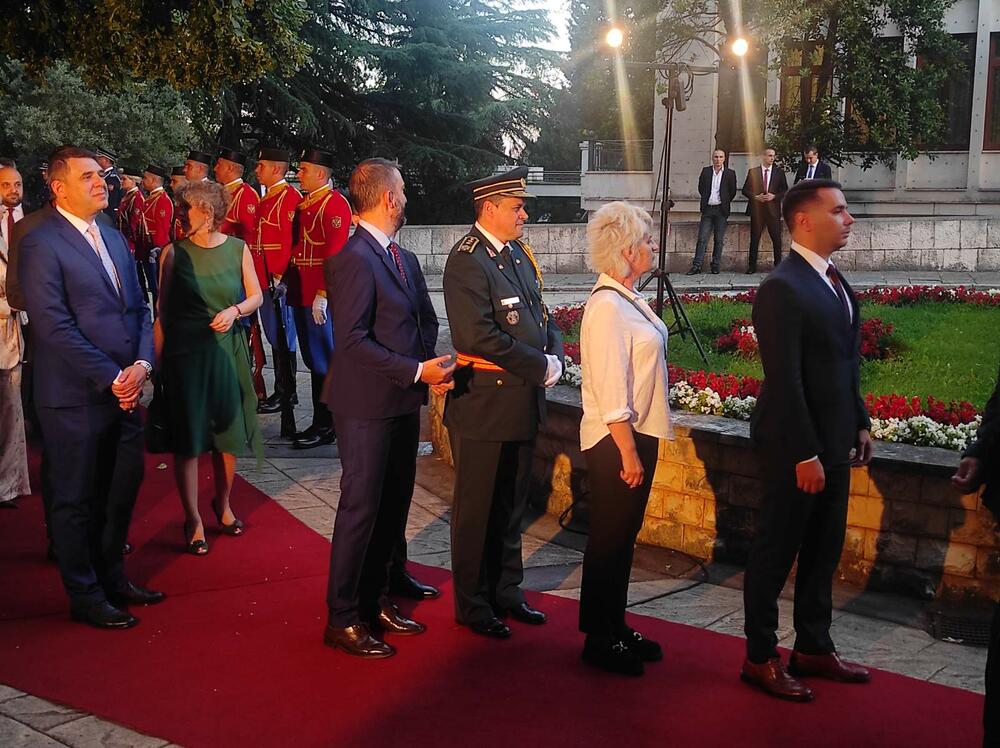 <p>Obraćajući se gostima, predsjednik Vlade je kazao da je integracija u NATO prije sedam godina značila i usvajanje i primjenu vrijednosti i principa koje baštini Alijansa, odnosno potvrdu da je Crna Gora dostigla propisane standarde pridruživši se savezu najrazvijenih zemalja, te da danas slijedi tada trasiran razvojni put i stoji pred vratima Evropske unije</p>