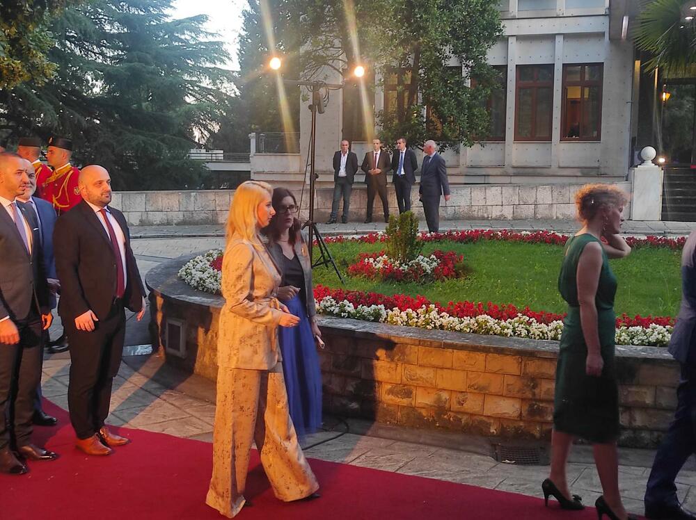 <p>Obraćajući se gostima, predsjednik Vlade je kazao da je integracija u NATO prije sedam godina značila i usvajanje i primjenu vrijednosti i principa koje baštini Alijansa, odnosno potvrdu da je Crna Gora dostigla propisane standarde pridruživši se savezu najrazvijenih zemalja, te da danas slijedi tada trasiran razvojni put i stoji pred vratima Evropske unije</p>