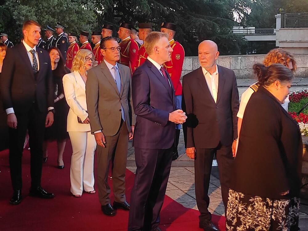 <p>Obraćajući se gostima, predsjednik Vlade je kazao da je integracija u NATO prije sedam godina značila i usvajanje i primjenu vrijednosti i principa koje baštini Alijansa, odnosno potvrdu da je Crna Gora dostigla propisane standarde pridruživši se savezu najrazvijenih zemalja, te da danas slijedi tada trasiran razvojni put i stoji pred vratima Evropske unije</p>