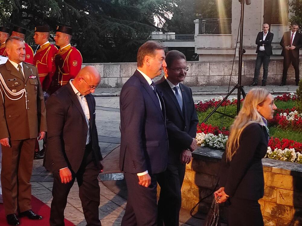 <p>Obraćajući se gostima, predsjednik Vlade je kazao da je integracija u NATO prije sedam godina značila i usvajanje i primjenu vrijednosti i principa koje baštini Alijansa, odnosno potvrdu da je Crna Gora dostigla propisane standarde pridruživši se savezu najrazvijenih zemalja, te da danas slijedi tada trasiran razvojni put i stoji pred vratima Evropske unije</p>