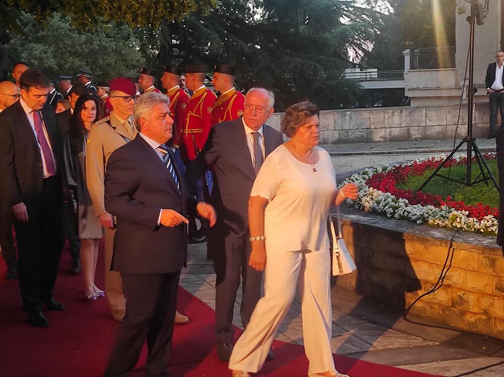 <p>Obraćajući se gostima, predsjednik Vlade je kazao da je integracija u NATO prije sedam godina značila i usvajanje i primjenu vrijednosti i principa koje baštini Alijansa, odnosno potvrdu da je Crna Gora dostigla propisane standarde pridruživši se savezu najrazvijenih zemalja, te da danas slijedi tada trasiran razvojni put i stoji pred vratima Evropske unije</p>